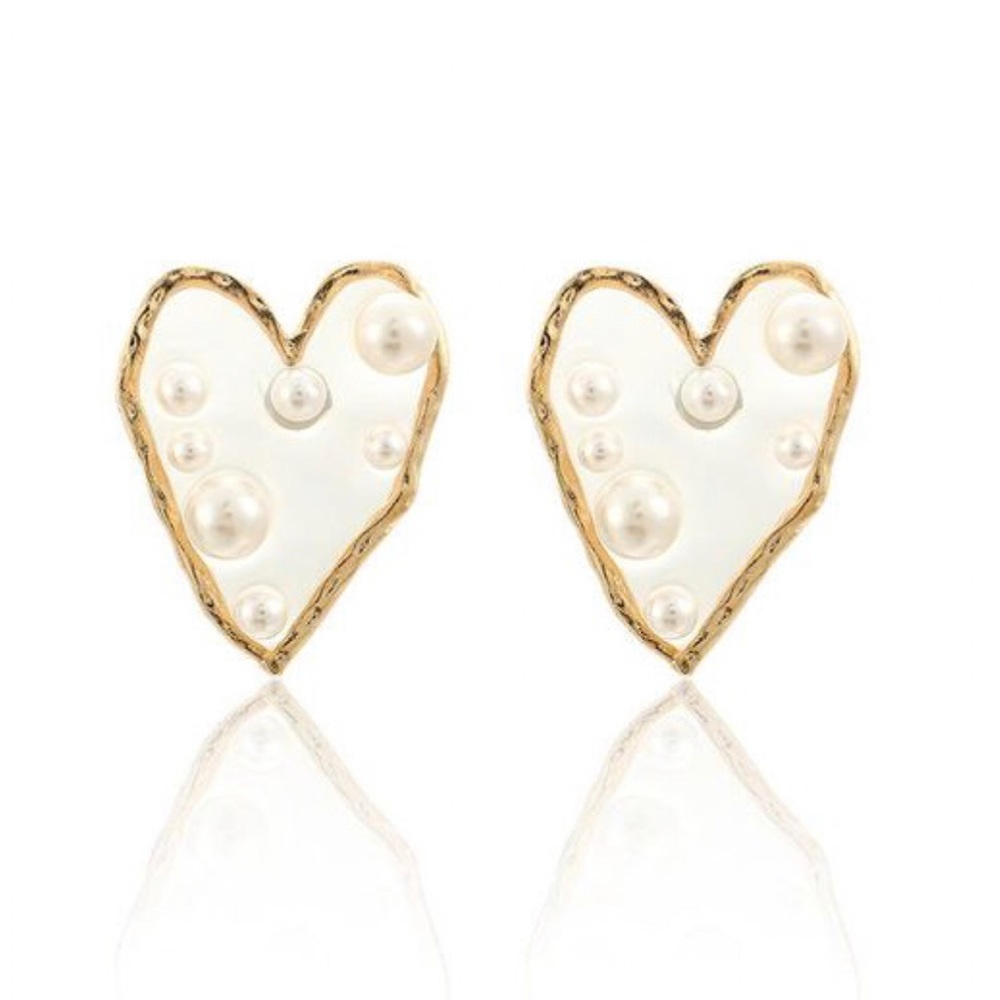 Pearl heart stud earrings
